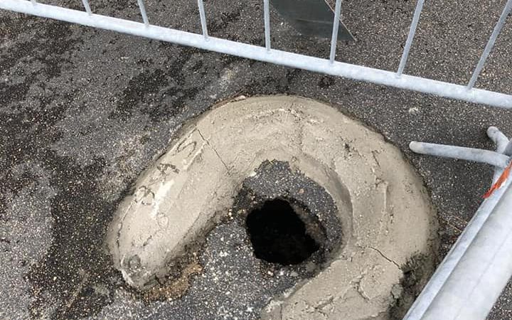 CON LA PIOGGIA DEI GIORNI SCORSI SI APRE UN BUCO NELL'ASFALTO E INVECI DI AGGIUSTARLO…