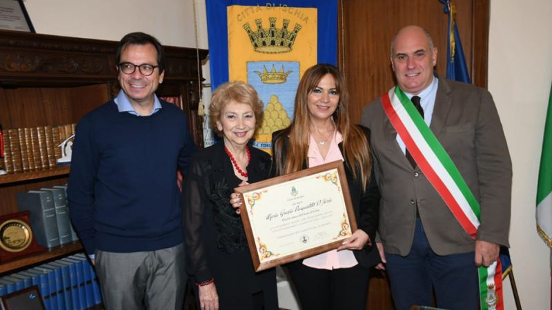 PREMIATA DAL SINDACO ENZO FERRANDINO CON UNA PERGAMENA L’AMICA DI ISCHIA, MARIA GRAZIA PASQUALITTO