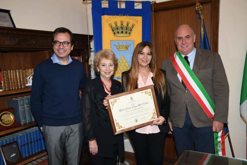 PREMIATA DAL SINDACO ENZO FERRANDINO CON UNA PERGAMENA L’AMICA DI ISCHIA, MARIA GRAZIA PASQUALITTO