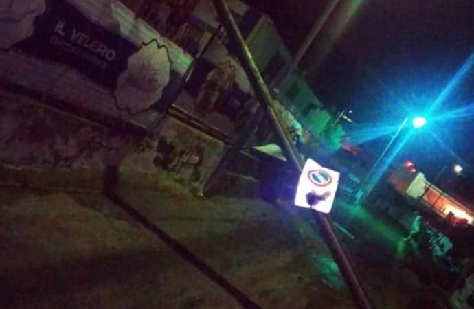 L'ISOLA FRAGILE. CADE PALO DELL'ILLUMINAZIONE A VIA CALOSIRTO