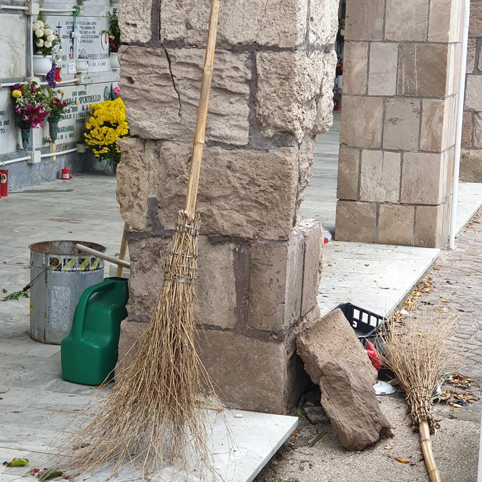 L'ULTIMA DIMORA È UN DISASTRO. IL CIMITERO DI FORIO È FATISCENTE E CADE A PEZZI