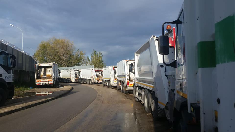 ULTIMORA. BLOCCATI I CAMION DELLA SPAZZATURA A GIUGLIANO