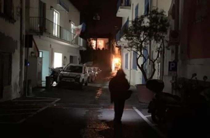 BLACK OUT A FORIO. SONO DUE GIORNI CHE MANCA LA LUCE SULLA STRADA DI SANT'ANTONIO ABATE