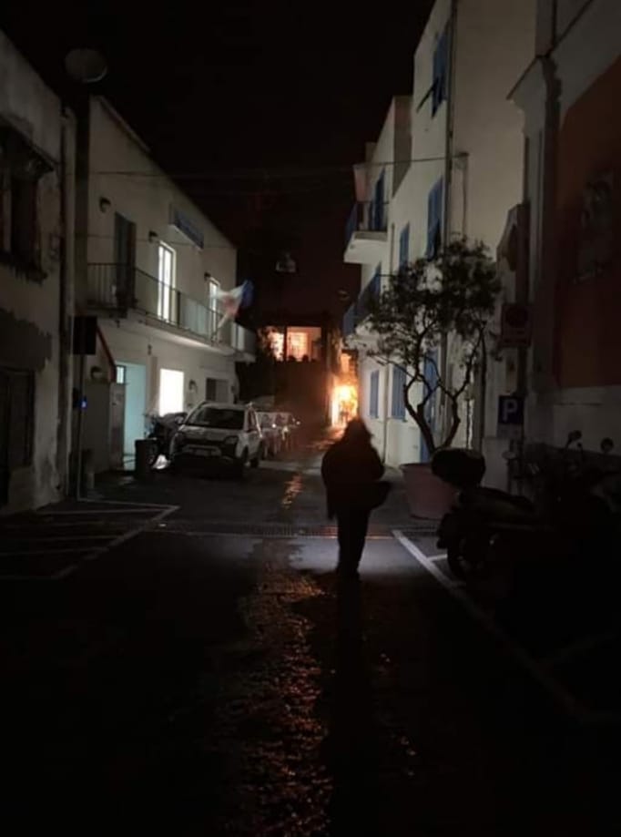 BLACK OUT A FORIO. SONO DUE GIORNI CHE MANCA LA LUCE SULLA STRADA DI SANT'ANTONIO ABATE