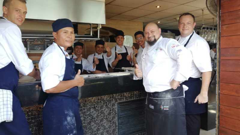 Il Maestro pizzaiolo Salvatore De Rinaldi porta la pizza napoletana in Thailandia