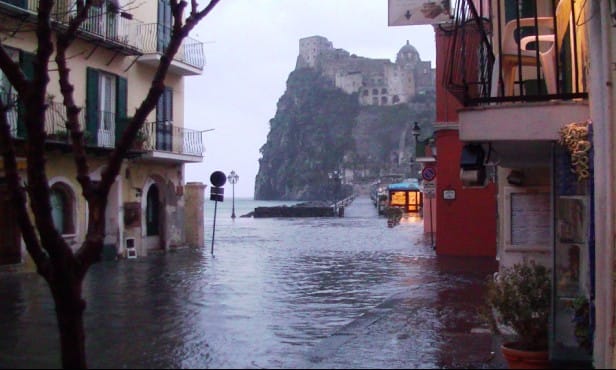 L’isola d’Ischia devastata dal maltempo e dall’incuria scellerata Chiedere l’emergenza e la calamità naturale è solo ipocrisia La vera calamità è essere amministrati da personaggi incapaci