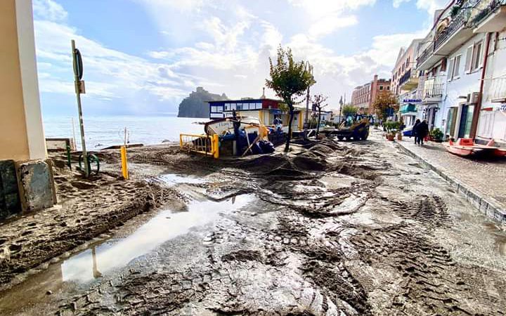 SOLDI BUTTATI COME SEMPRE VIA PONTANO ALLAGATA CON TANTO DI POMPE ED ISCHIA IN GINOCCHIO