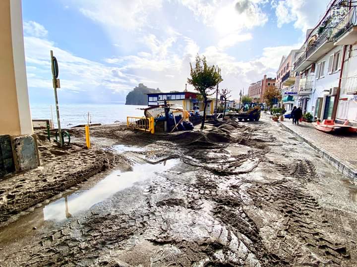 SOLDI BUTTATI COME SEMPRE VIA PONTANO ALLAGATA CON TANTO DI POMPE ED ISCHIA IN GINOCCHIO