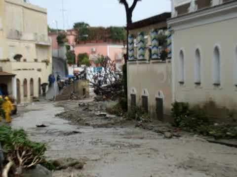 MESSA E CORONA DI FIORI, CASAMICCIOLA RICORDA I 10 ANNI DALL’ALLUVIONE