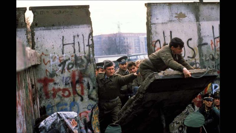30 anni fa, il 9 novembre 1989 La caduta del muro di Berlino è la caduta del revisionismo non del socialismo