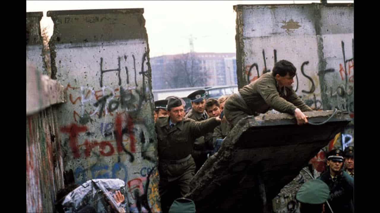 30 anni fa, il 9 novembre 1989 La caduta del muro di Berlino è la caduta del revisionismo non del socialismo