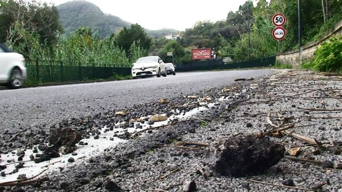 ISCHIA: NUOVI PERICOLI SULLA STRADA DELLA MORTE, ORA IL PERICOLO VIENE DALLE BUCHE