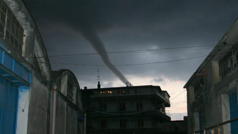 NAPOLI, BOMBA D’ACQUA E TROMBA D’ARIA, IL TEMPORALE SPAVENTA I NAPOLETANI
