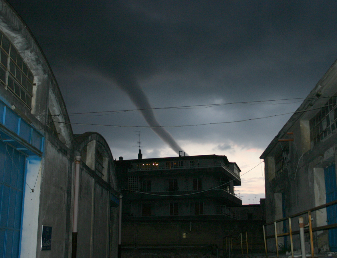 NAPOLI, BOMBA D’ACQUA E TROMBA D’ARIA, IL TEMPORALE SPAVENTA I NAPOLETANI
