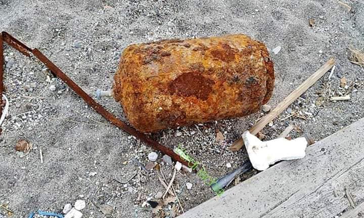 IL MARE RESTITUISCE CIÒ CHE NOI BUTTIAMO, SENZA PARLARE DI CIÒ CHE SI ABBANDONA SULL'ARENILE