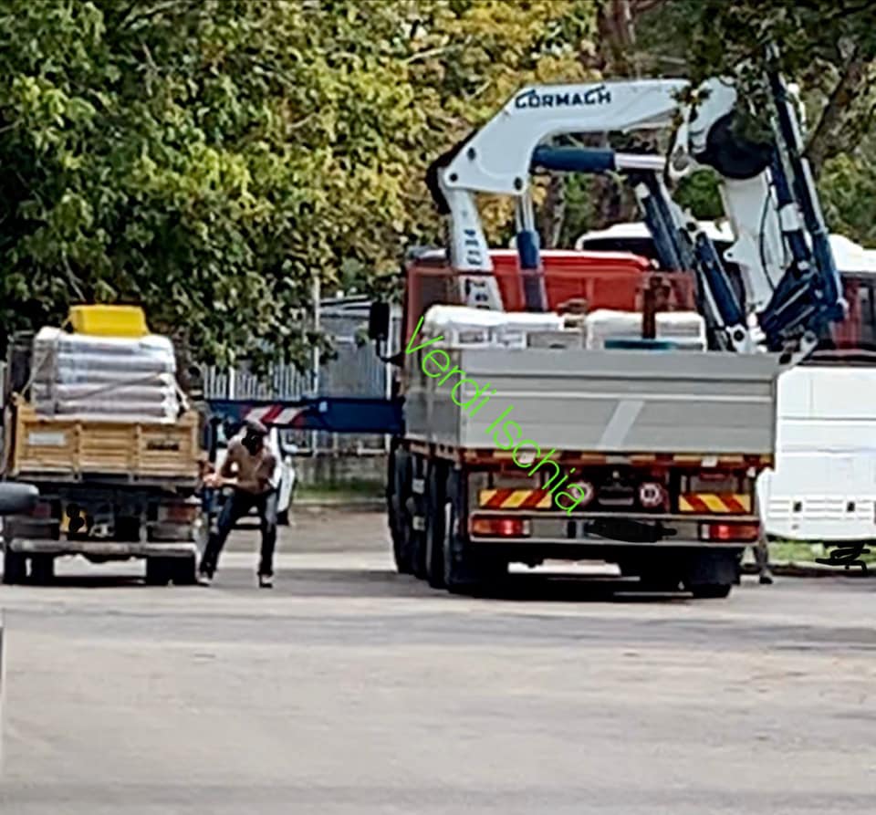 IL PARCHEGGIO DI FONDOBOSSO ADIBITO A DISCARICA, CARICO E SCARICO MERCI E PERSINO A LEGNAIA