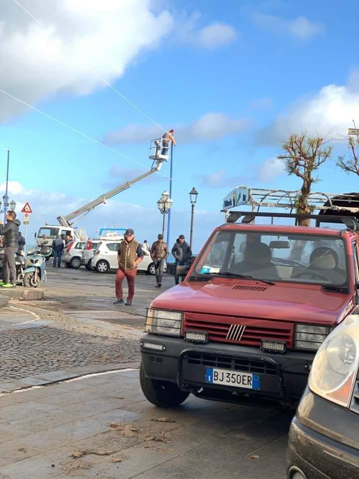 DOPO LE PROTESTE DEI CITTADINI IL SINDACO DI ISCHIA CORRE AI RIPARI. ADDOBBI NATALIZI A 20 GIORNI DALLA FINE