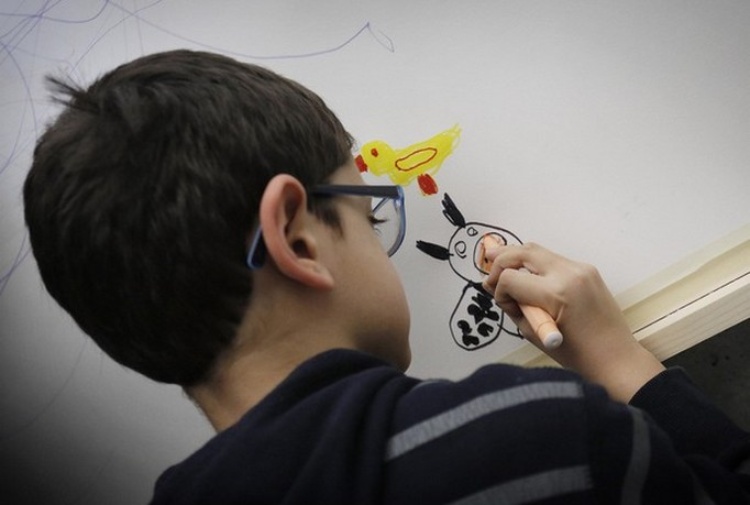 Bimbo autistico escluso dalla recita di Natale a scuola!