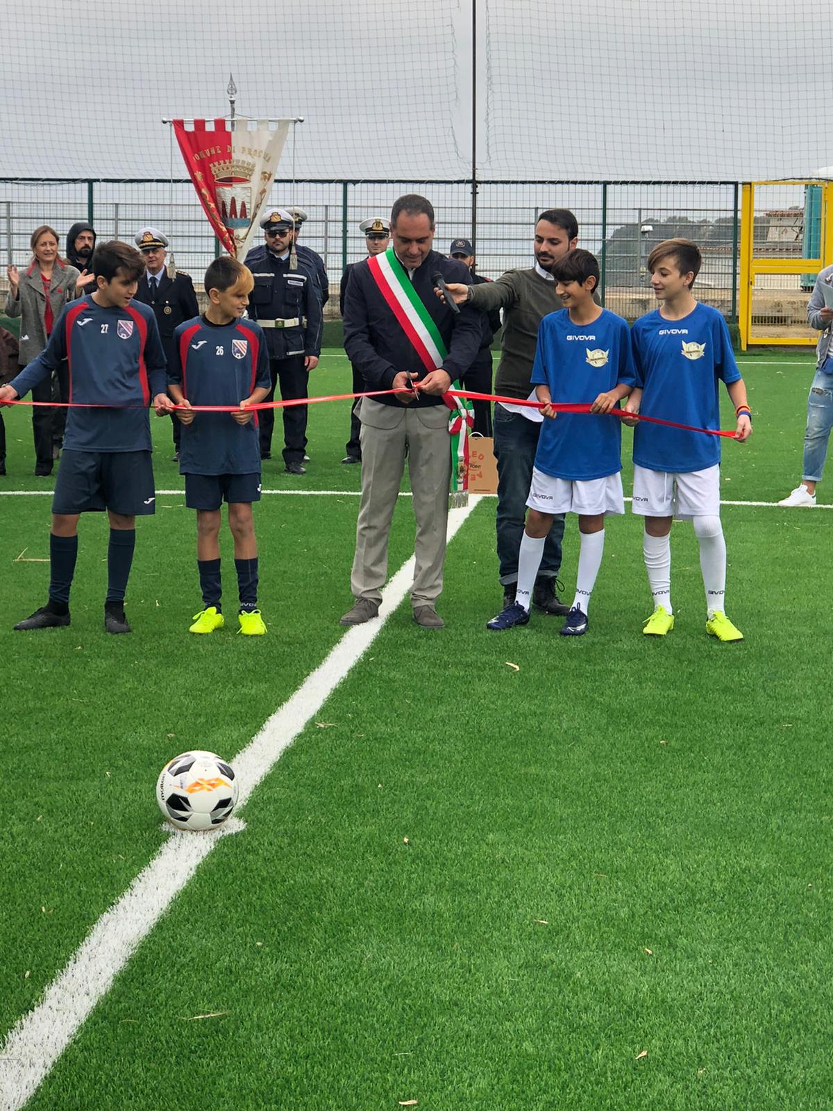 COMUNE DI PROCIDA. Campo Sportivo Mario Spinetti: terminati i lavori di rifacimento del manto