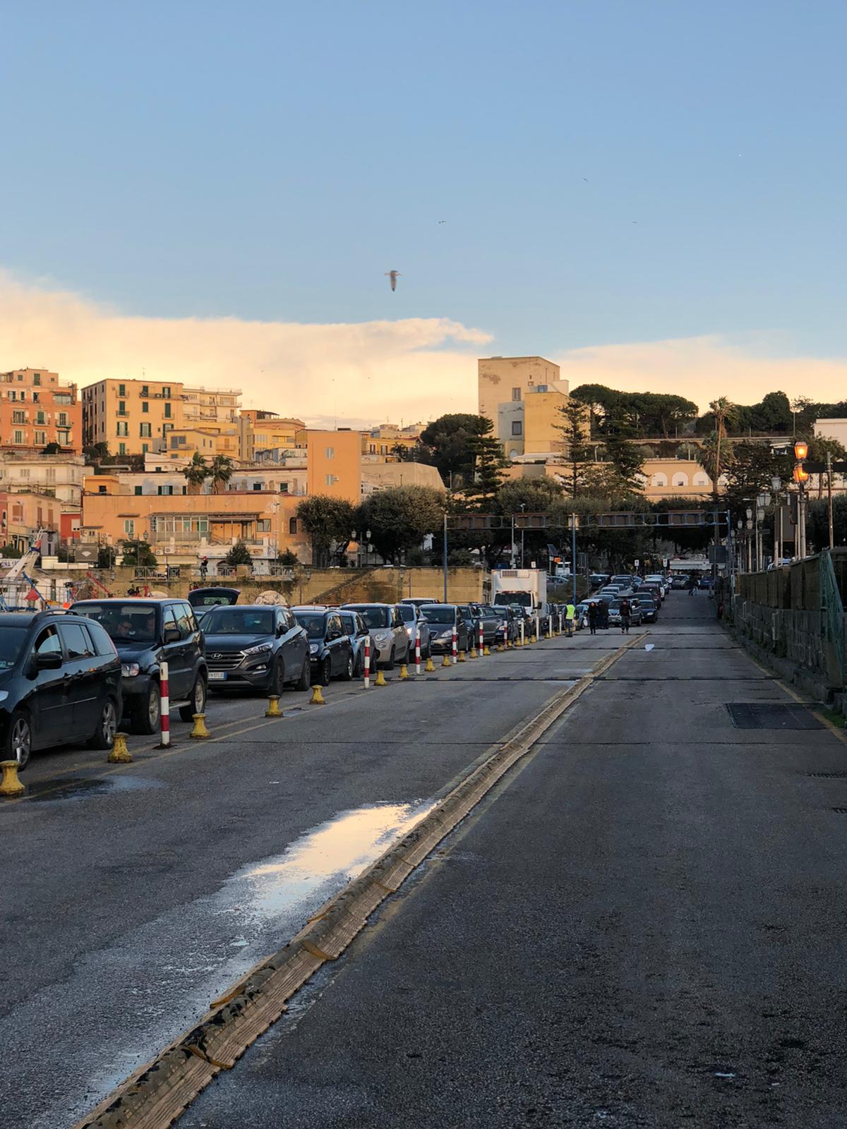 CAOS TRASPORTI. POZZUOLI CODE INTERMINABILI PER GLI IMBARCHI VERSO LE ISOLE