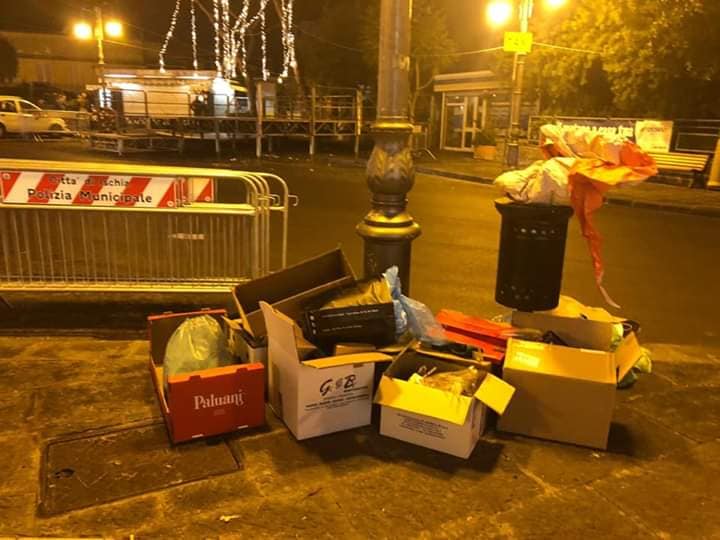 PIAZZA DEGLI EROI RIQUALIFICATA, SPAZZATURA SOTTO L'ALBERO