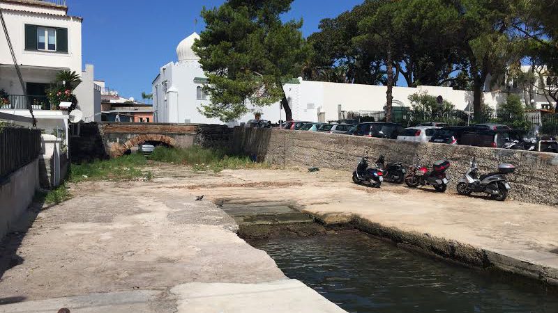 GIU’ LE MANI DALLA BOCCA VECCHIA DI ISCHIA