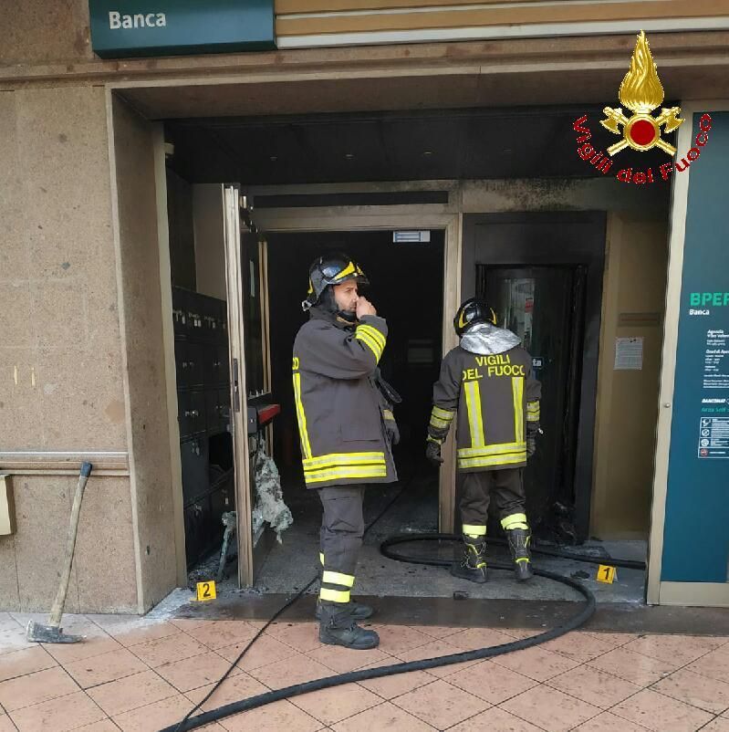 Vibo Valentia, gli negano il prestito: lancia una molotov contro la banca, filiale distrutta