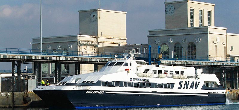 Scene di ordinaria follia sull’aliscafo in partenza da Napoli