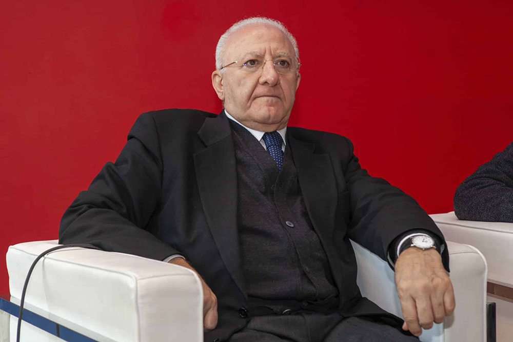 De Luca, le forniture e le smentite ancora più incredibili