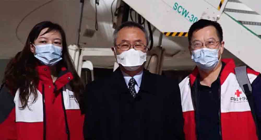 Sbarcano i medici cinesi in Italia: ancora troppe persone camminano senza mascherine per strada