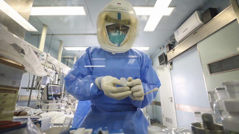 “Il virus è un’arma batteriologica”, lo sostiene un professore dell’Illinois