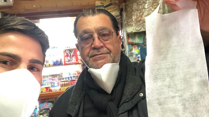 Solidarietà all’ombra del Torrione, “Insieme per Forio” dona mascherine monouso