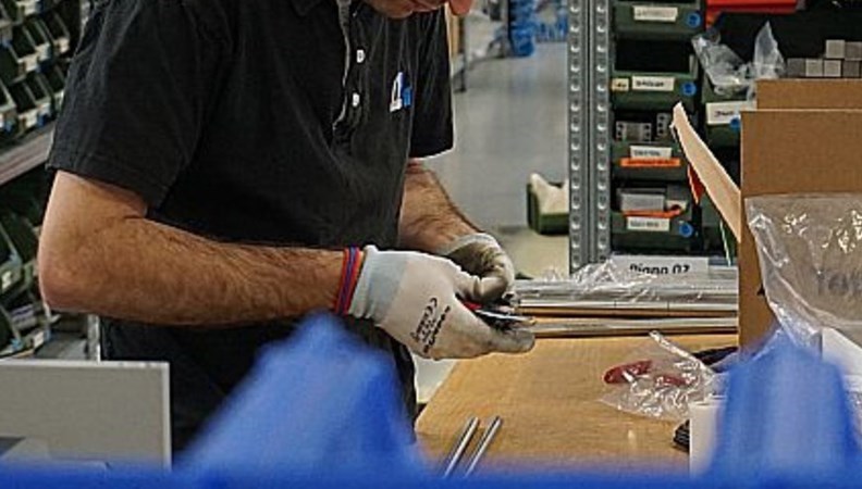 Controlli e denunce per violazione, mentre cresce la tensione tra i lavoratori