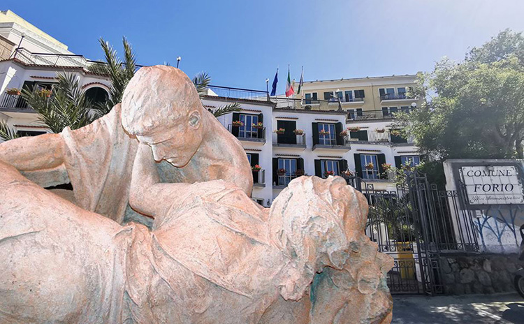 Il comune di Forio e la sua statua