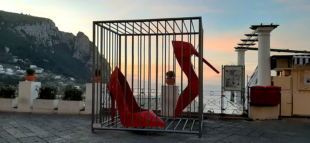 «La violenza è una gabbia» opera esposta di Anna Izzo a Capri