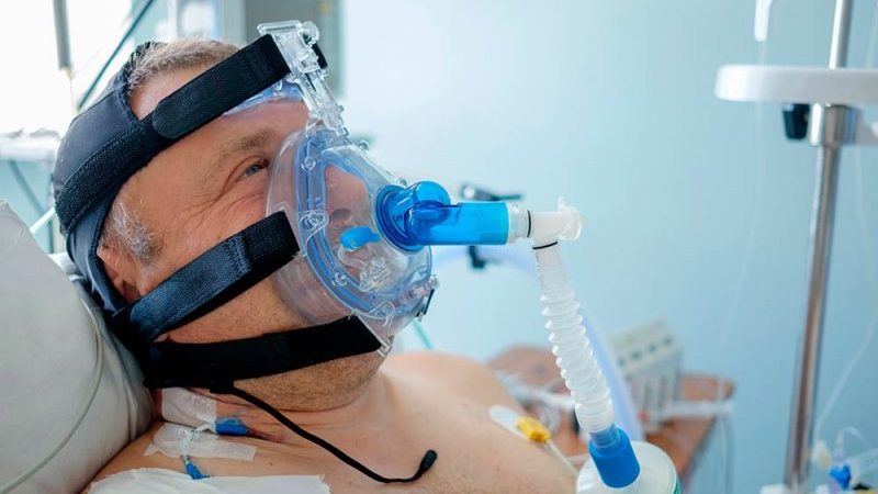Pietro, affetto da SLA, dona il suo respiratore meccanico per combattere l’emergenza nel Paese