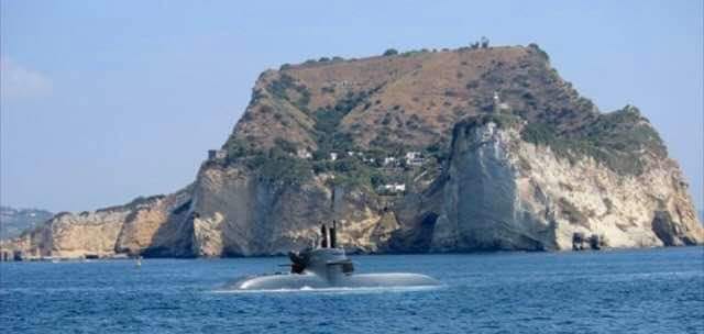 Avvistato a Capo Miseno un sommergibile