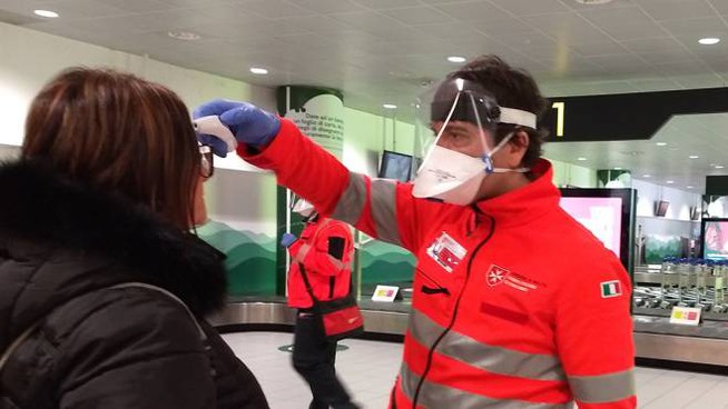 Partenza vietata da e per le isole a chi ha qualche linea di febbre