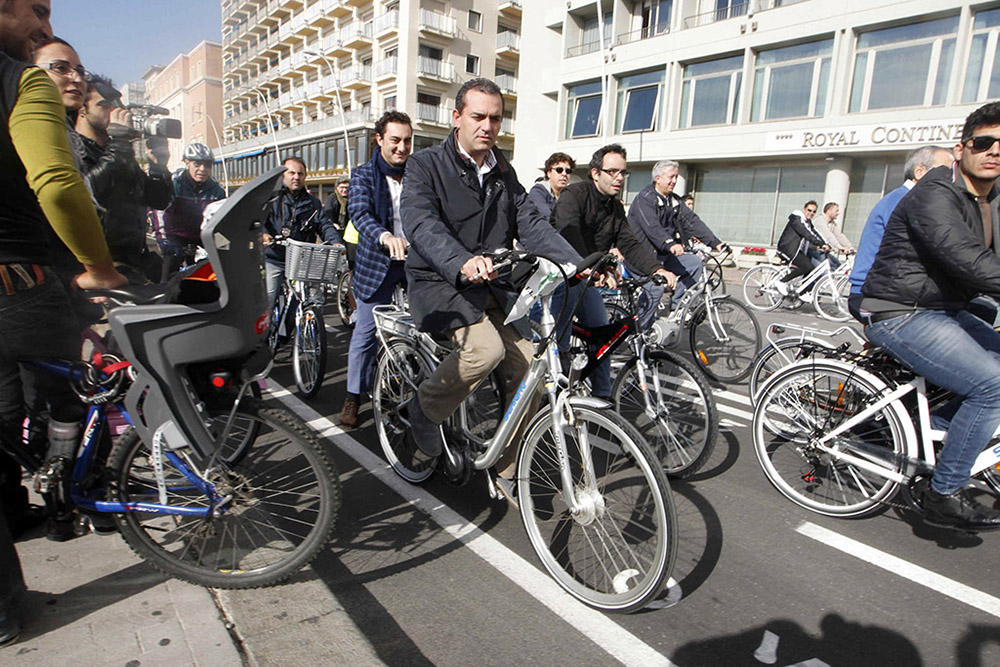 De Magistris pensi alla ripresa economica piuttosto che alle piste ciclabili