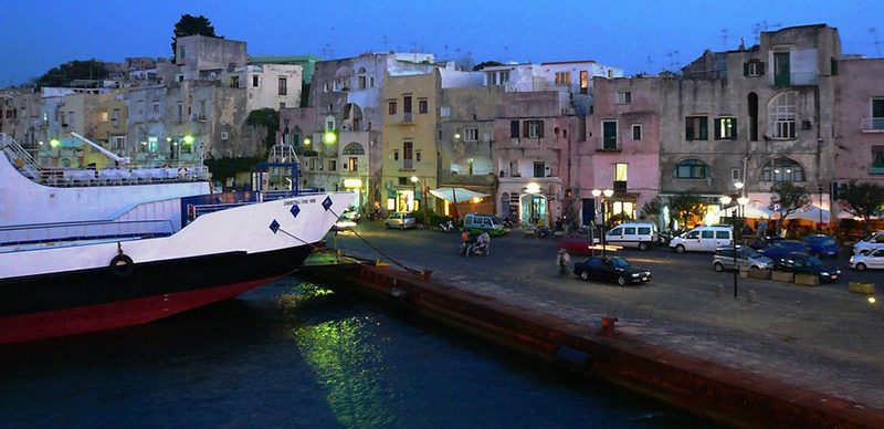 Autosegnalazione e isolamento a tutti coloro che rientrano sull’isola di Procida