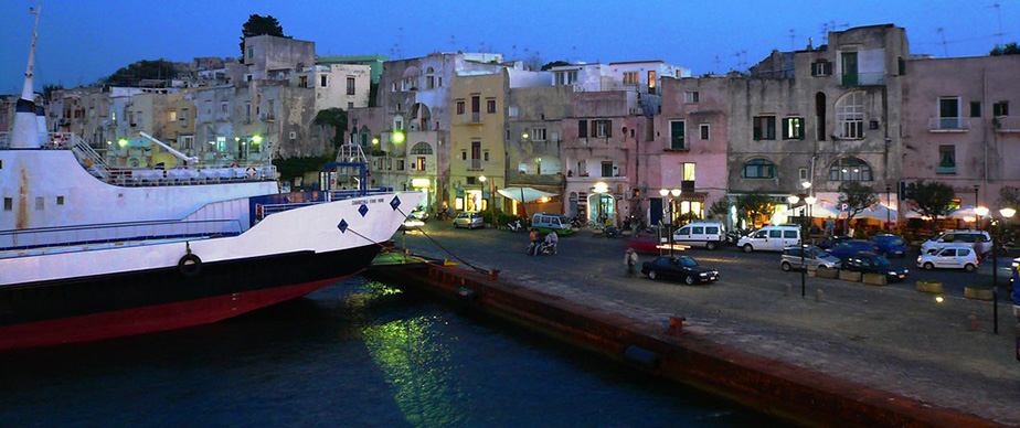 Autosegnalazione e isolamento a tutti coloro che rientrano sull’isola di Procida