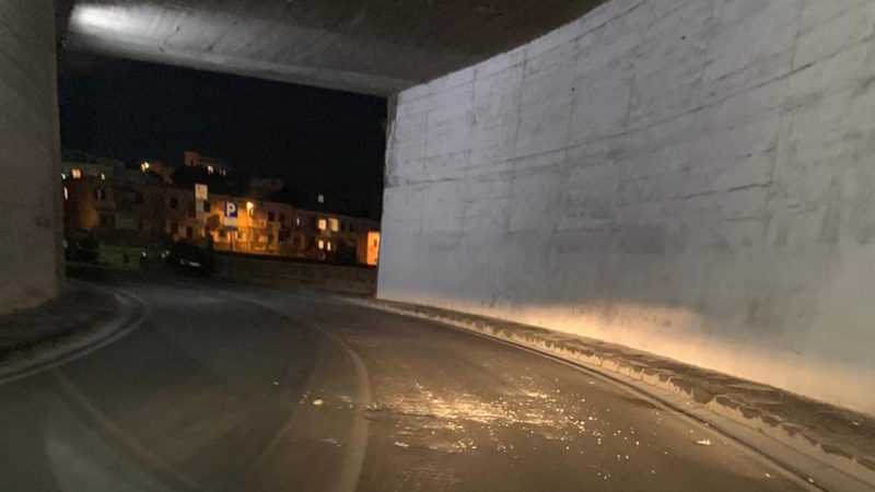 Forio: crollano calcinacci dal solaio del tunnel del Soccorso