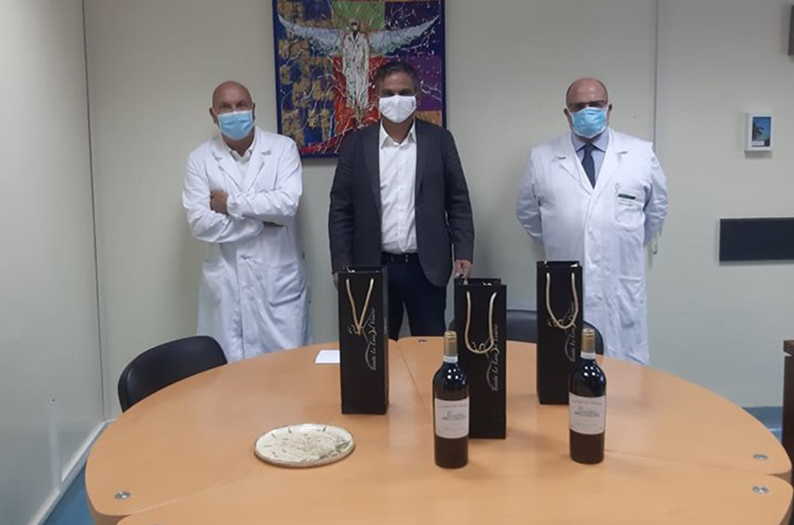 Tenuta Le Lune del Vesuvio regala 120 bottiglie Lacryma Christi ai sanitari dell’ospedale di Boscotrecase