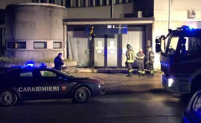 Attentato nella notte al centro per l’impiego di Avellino. De Luca: Episodio grave e preoccupante