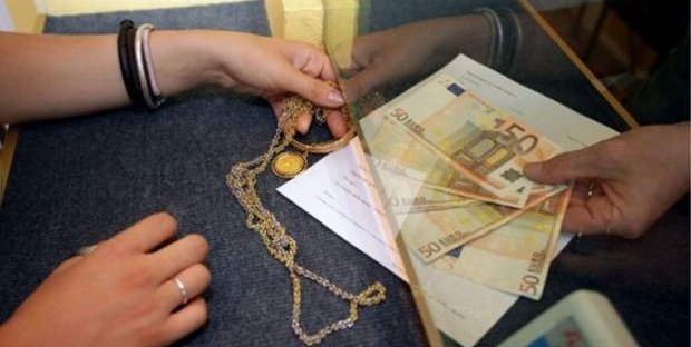 Gli italiani sono senza soldi, riaprono compra oro e banchi dei pegni