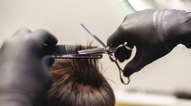 Movimento Autonomi e Partite IVA: “Riaprire parrucchieri, tatuatori e centri estetici”