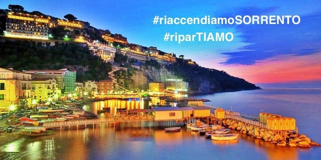 #riaccendiamoSORRENTO. Sabato sera, Sorrento illuminata in vista della ripartenza