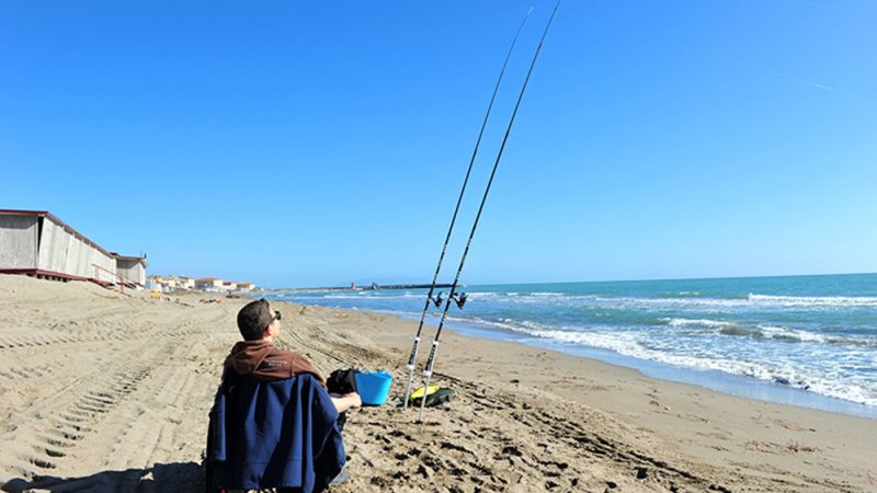 Pozzuoli, da lunedì passeggiata sulla battigia e pesca consentite