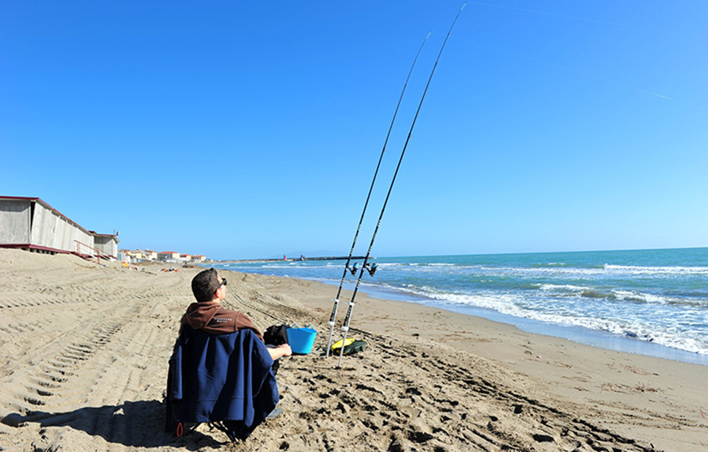 Pozzuoli, da lunedì passeggiata sulla battigia e pesca consentite