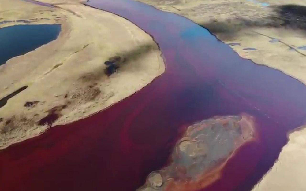 Disastro ambientale in Siberia: collassa una cisterna, 20.000 tonnellate di carburante riversate nel fiume Ambarnaya